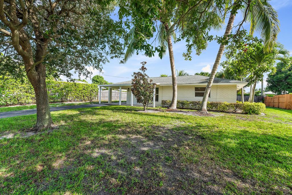Photo of 9 Windsor Road E, Jupiter, FL 33469 (MLS # R11104972)