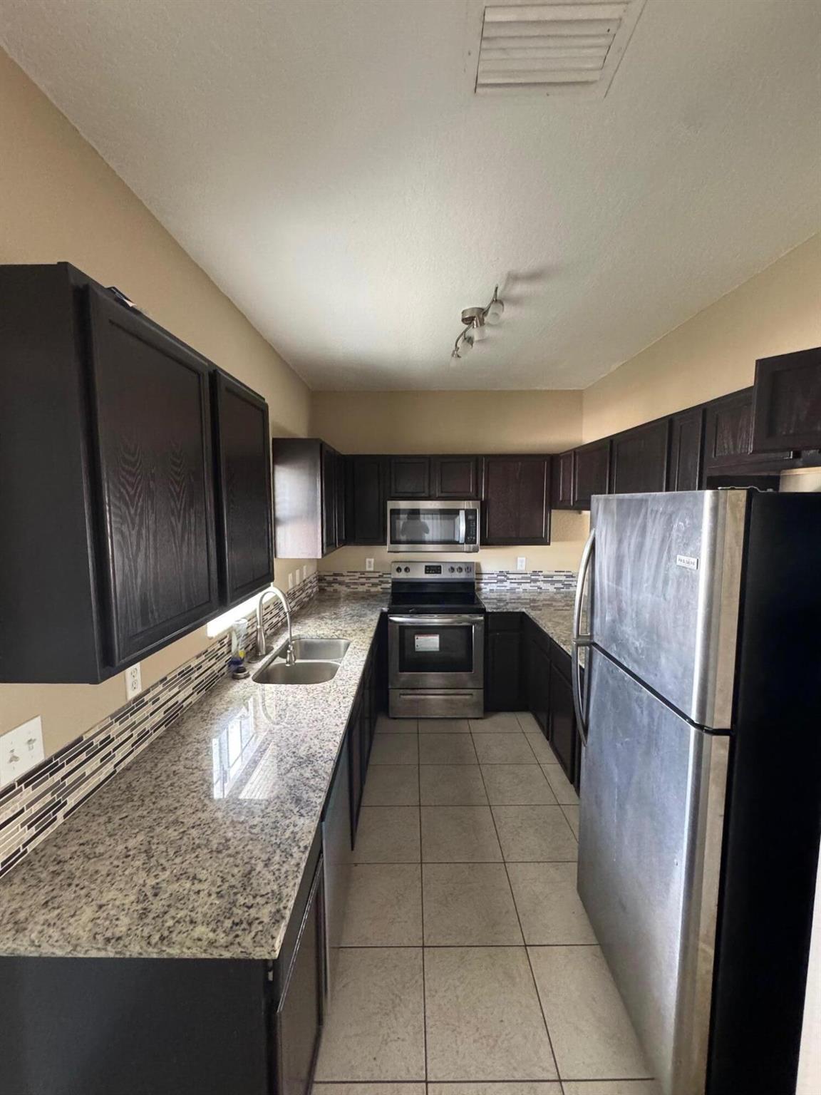 1101 Colonial Palms Way 1101