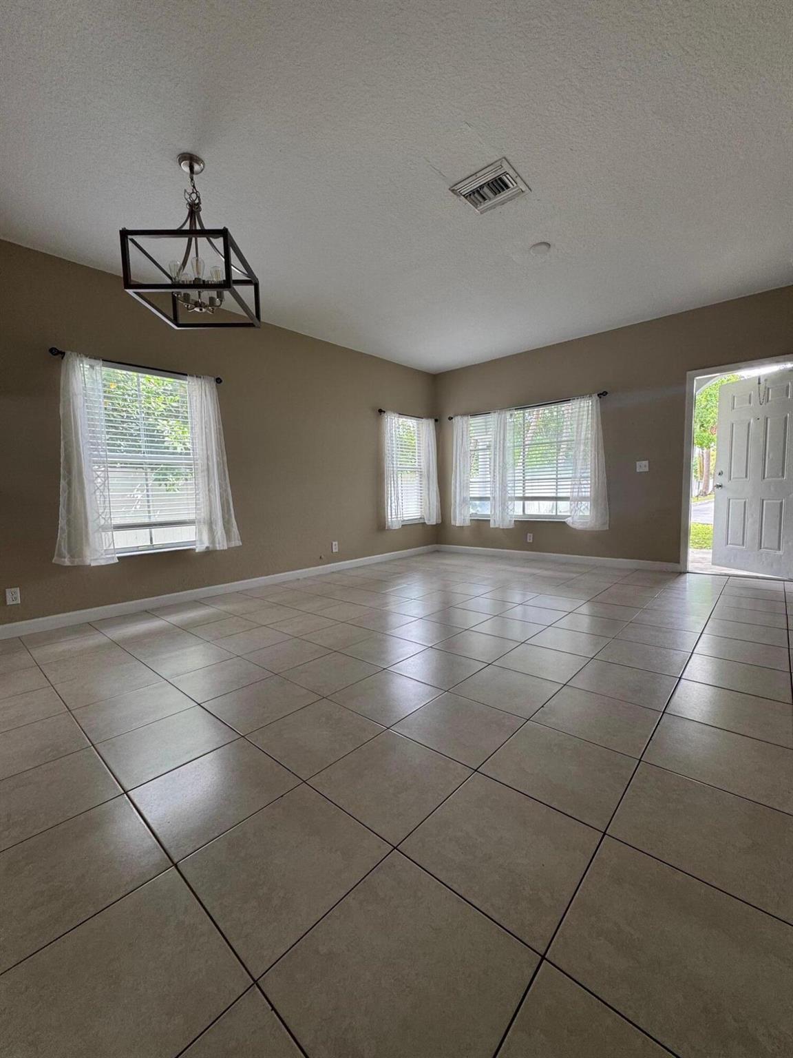 1101 Colonial Palms Way 1101