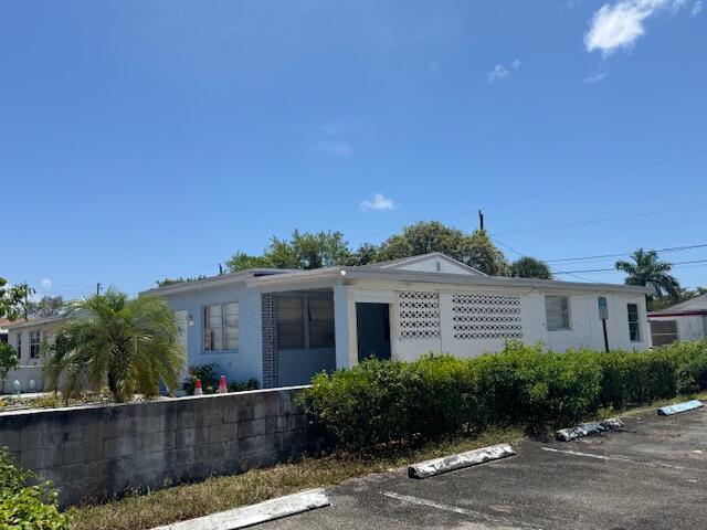1249 W 7th Street