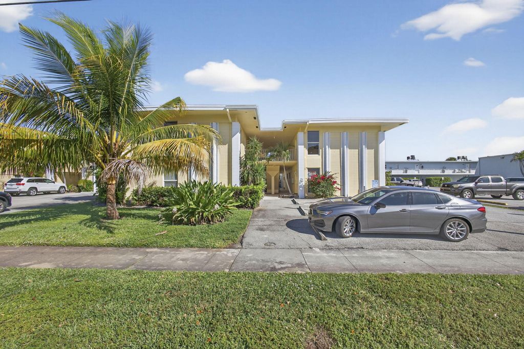 Photo of 727 Hummingbird Way #1, North Palm Beach, FL 33408 (MLS # B26022182)