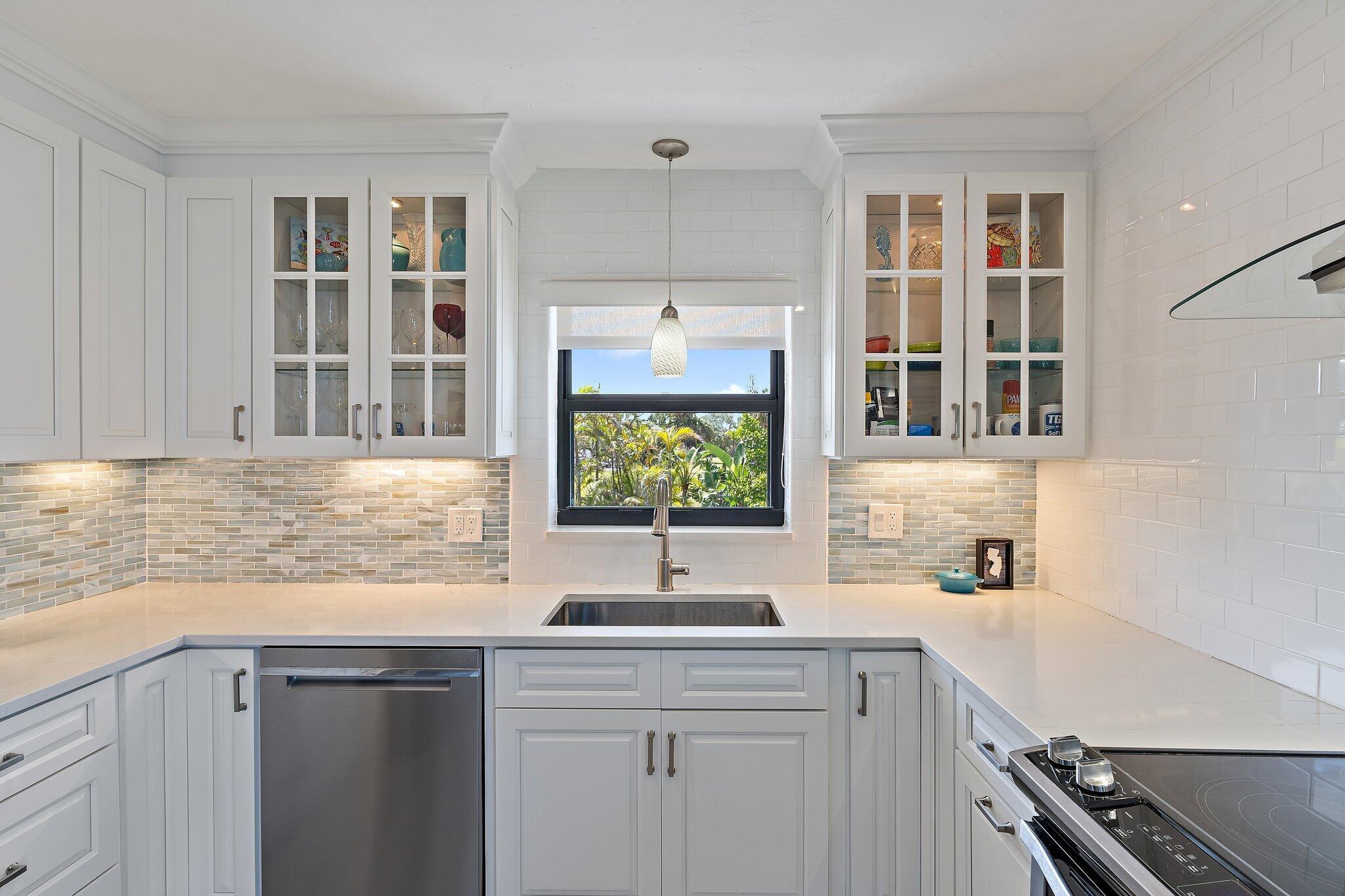 755 Saturn Street I 208