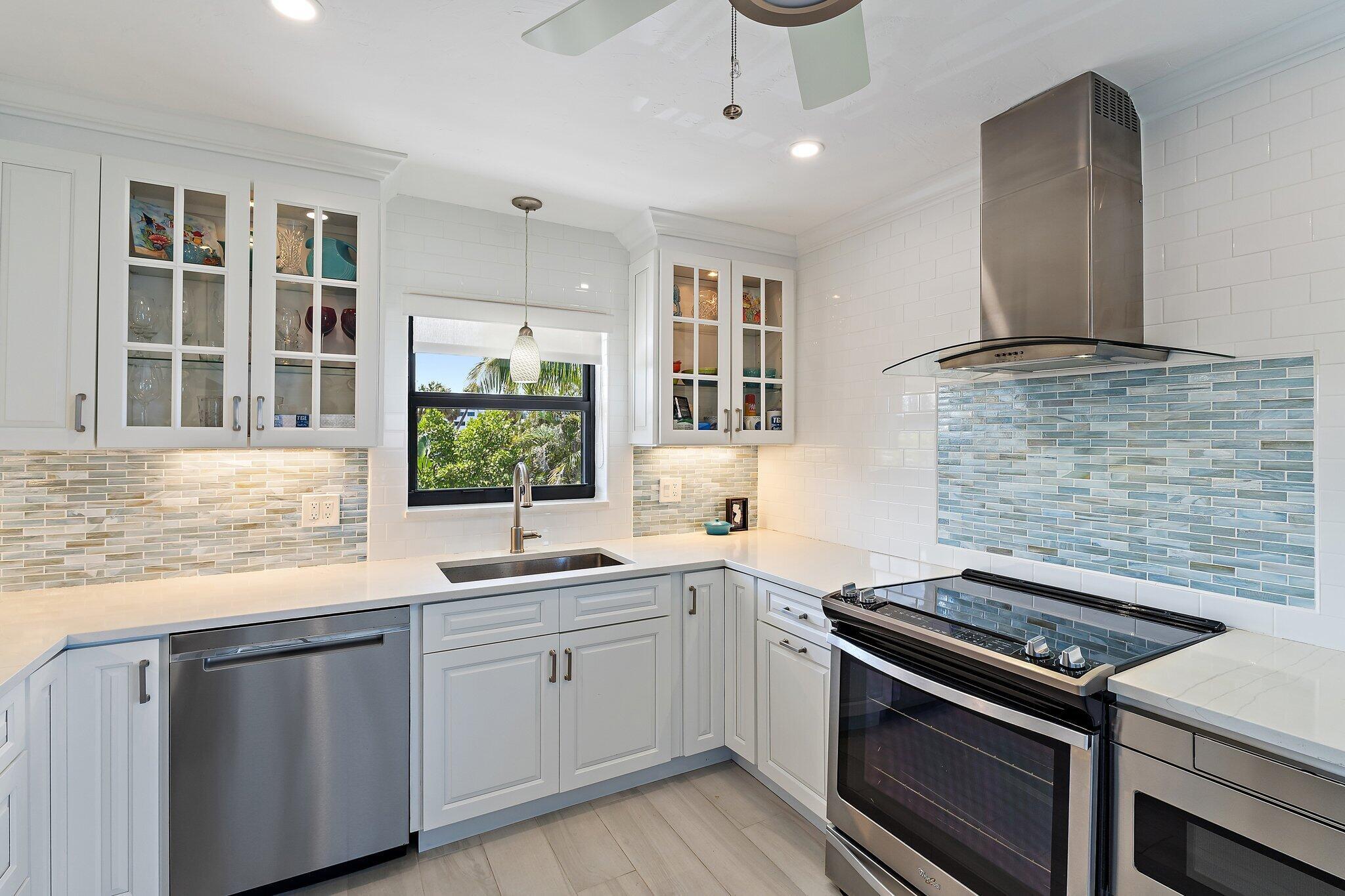755 Saturn Street I 208