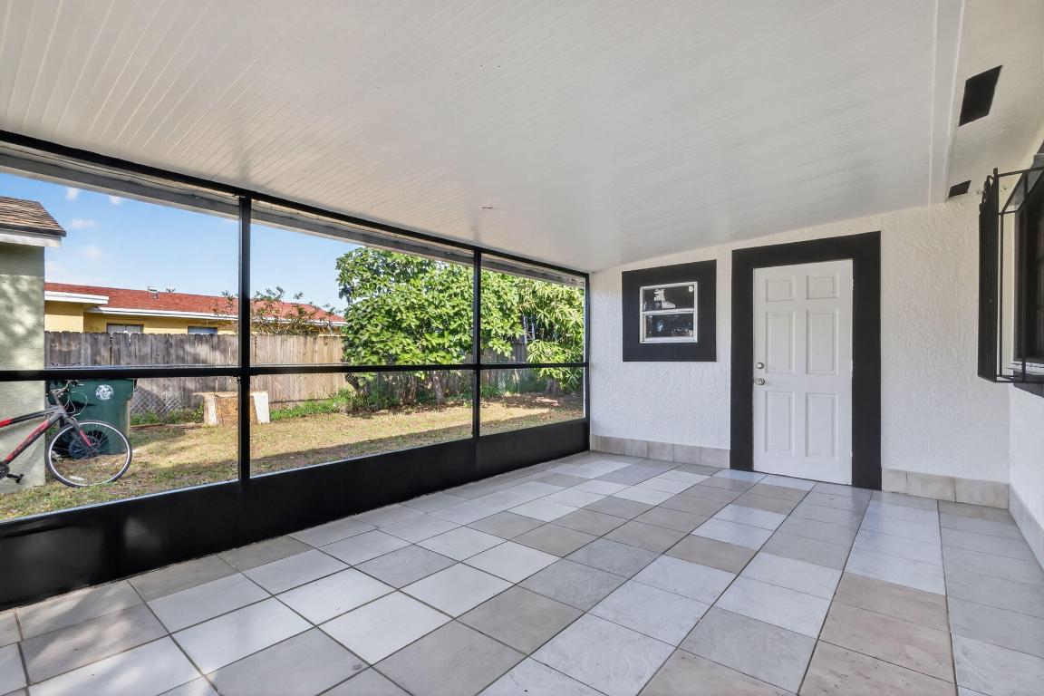 WHISPERING PALMS 5 - Residential