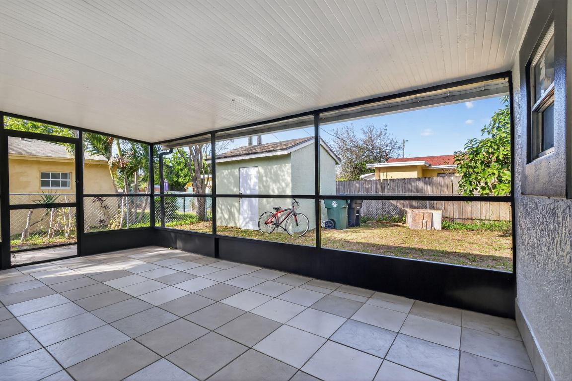 WHISPERING PALMS 5 - Residential