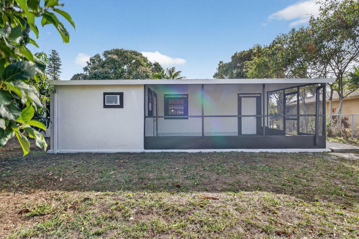 WHISPERING PALMS 5 - Residential