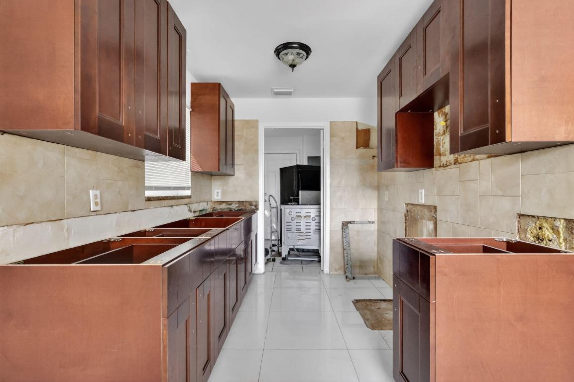 WHISPERING PALMS 5 - Residential