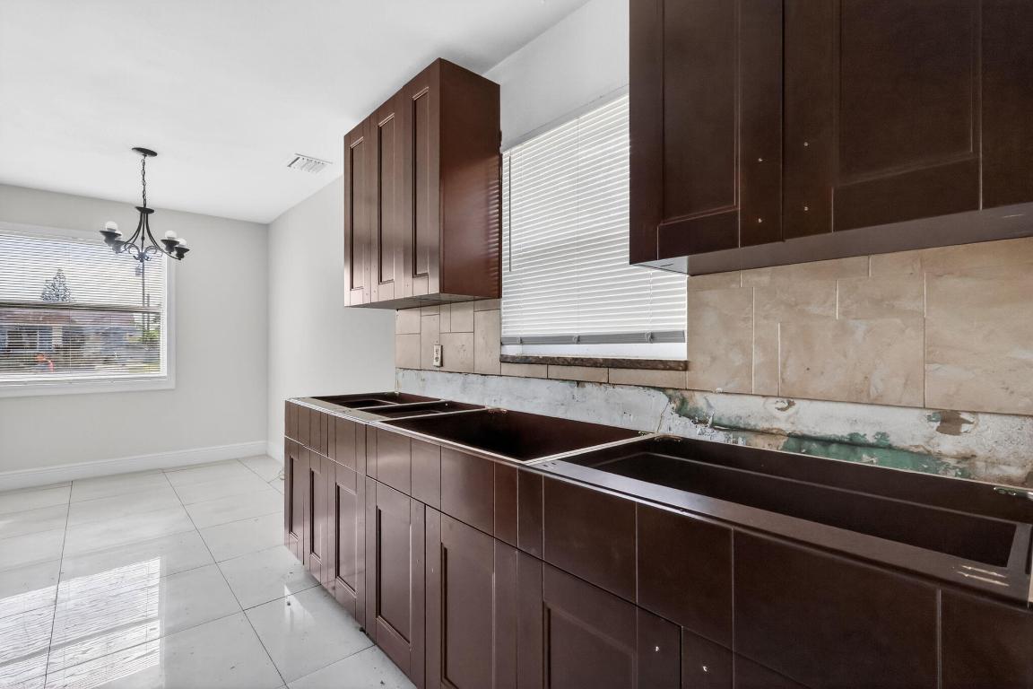 WHISPERING PALMS 5 - Residential