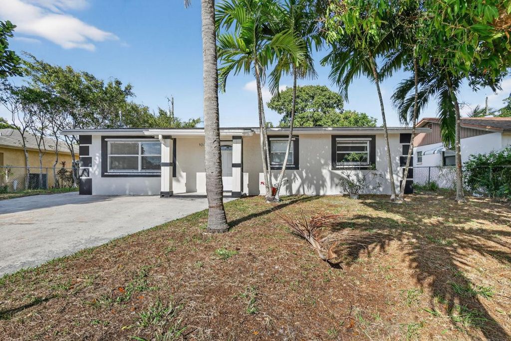 Photo of 926 S 13th Avenue S, Lake Worth Beach, FL 33460 (MLS # R11156559)