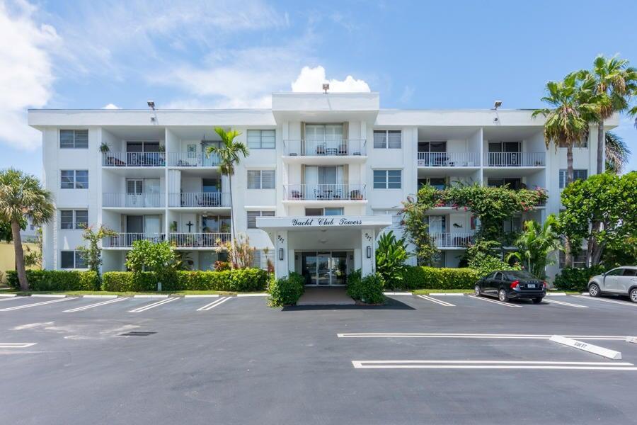 Beautiful 1-Bedroom, 1-Bath Waterfront Condo!Ground-floor unit freshly painted with tile floors throughout. Located directly on the Intracoastal and just steps from the pool. Across from the Yacht Club and minutes to the beach, shopping, dining, and downtown. Enjoy easy coastal living in a prime location!