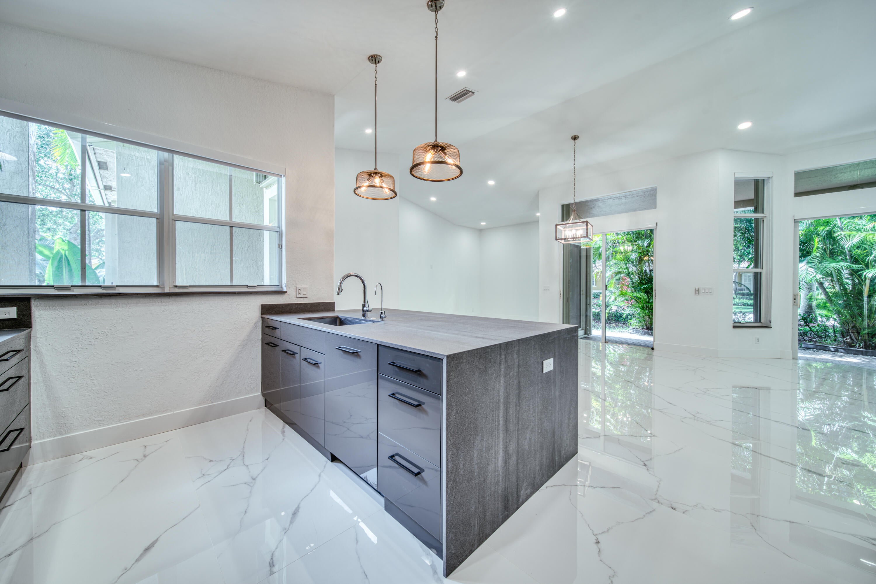 5818 NW 119th Drive, Coral Springs, FL, 33076/$850,000 4 5818 NW 119th Drive