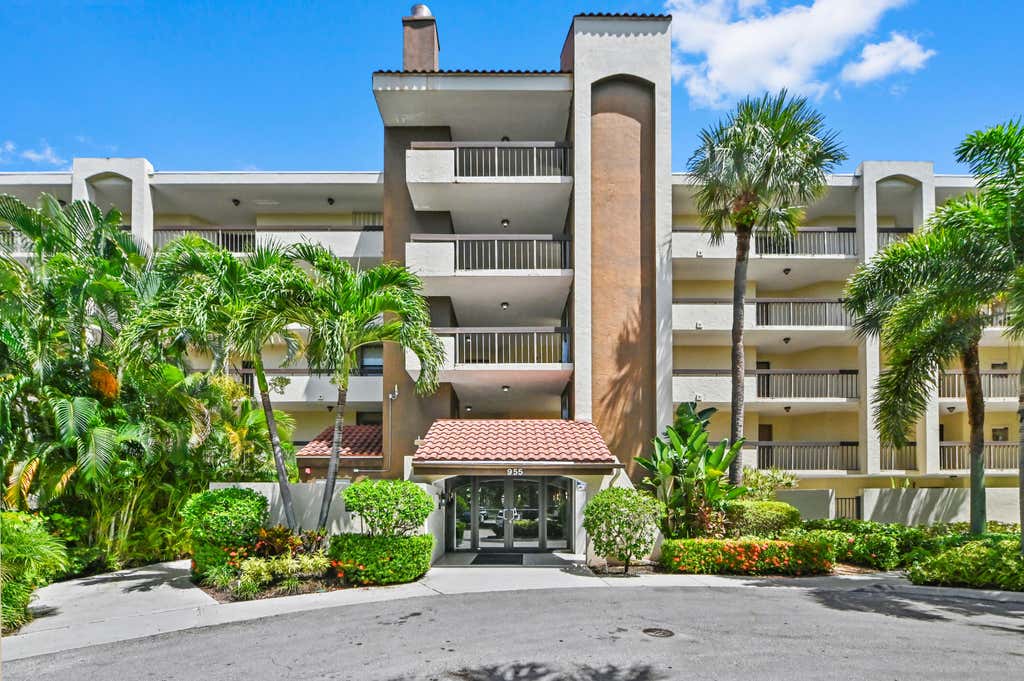 Photo of 955 Egret Circle #408, Delray Beach, FL 33444 (MLS # B26065127)