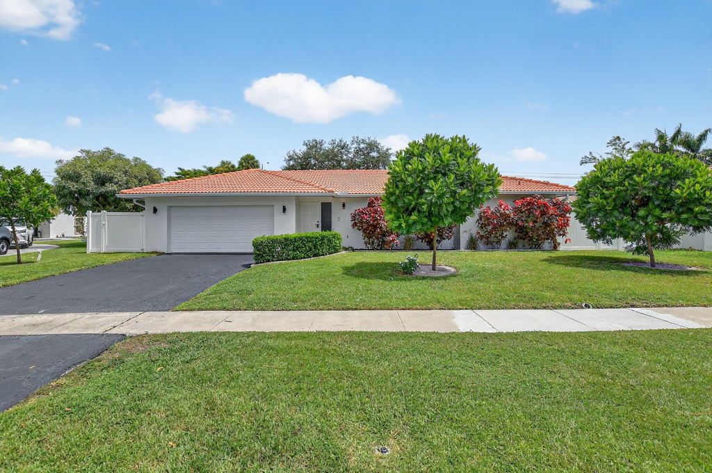 Photo of 20833 Sonrisa Way, Boca Raton, FL 33433 (MLS # R11108948)