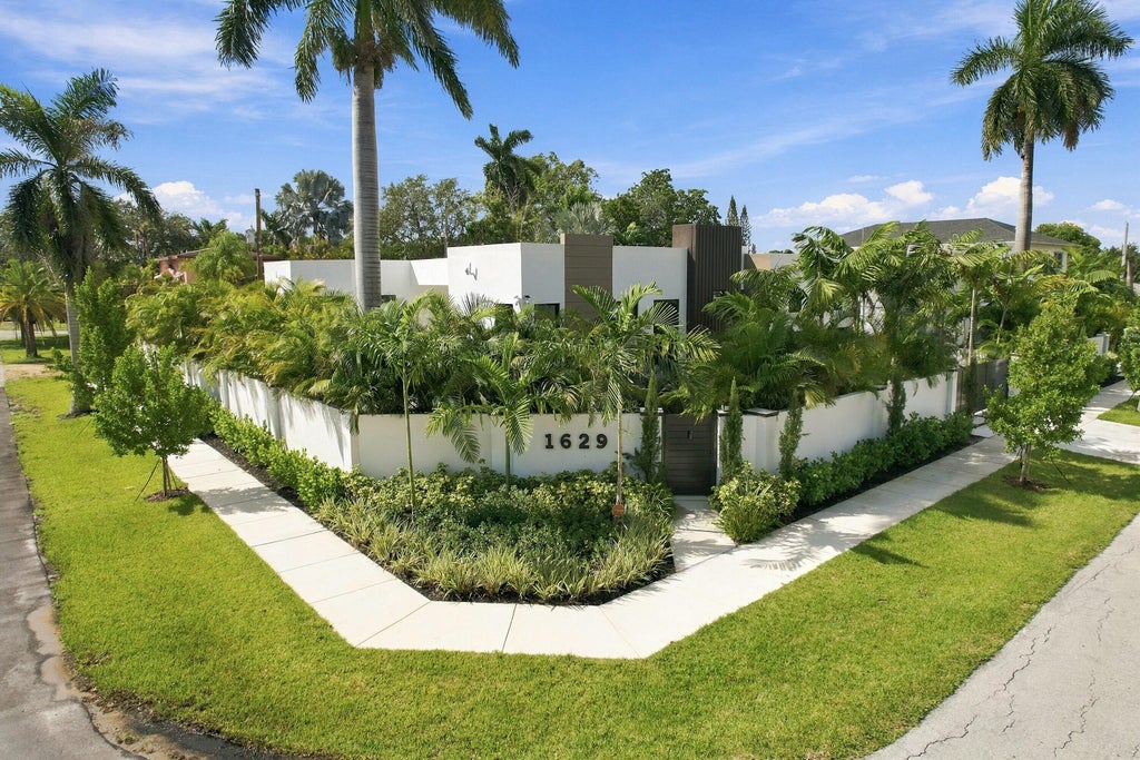 Photo of 1629 NE 1ST Avenue, Fort Lauderdale, FL 33305 (MLS # B26087224)