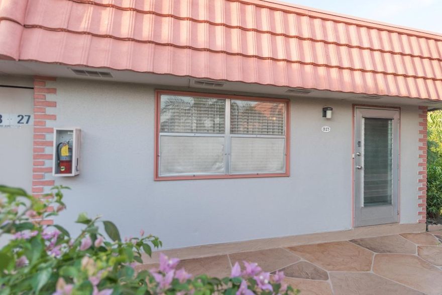 GATED COMMUNITY THIS END UNIT VILLA, 1 BEDROOM, 1 & 1/2 UPDATED BATHROOMS, NEW STOVE & ENCLOSED PORCH WITH SCREENED-GLASS WINDOWS LOOKS OUT AT GARDEN VIEW IN THE BACK & ON THE SIDE. FULL SIZE WASHER & DRYER IN THE CLOSET ON THE PORCH.ASSIGNED PARKING SPACE. KINGS POINT ACTIVE COMMUNITY W/AMAZING MULTI MILLION DOLLAR CLUBHOUSE AMENITIES, PERFORMING ARTS THEATER, SHOWS, MOVIES, INDOOR (RESISTANCE & LAP)/OUTDOOR HEATED POOLS, TENNIS, GOLF(PAY-AS-YOU PLAY),CAFE,GYM, BILLIARDS,SOCIAL CLUBS, CARD/GAME ROOMS,LIBRARY,BEAUTY/BARBER SHOP, PICKLE BALL COURT,COURTESY BUS SERVICE TO LOCAL SHOPPING & DINING. DELRAY MARKETPLACE & DOWNTOWN DELRAY NEARBY  APPROXIMATELY 6 MILES TO THE BEACH. THIS CAN BE YOUR DREAM HOME OR YOUR VACATION GET AWAY AT FANTASTIC PRICE.