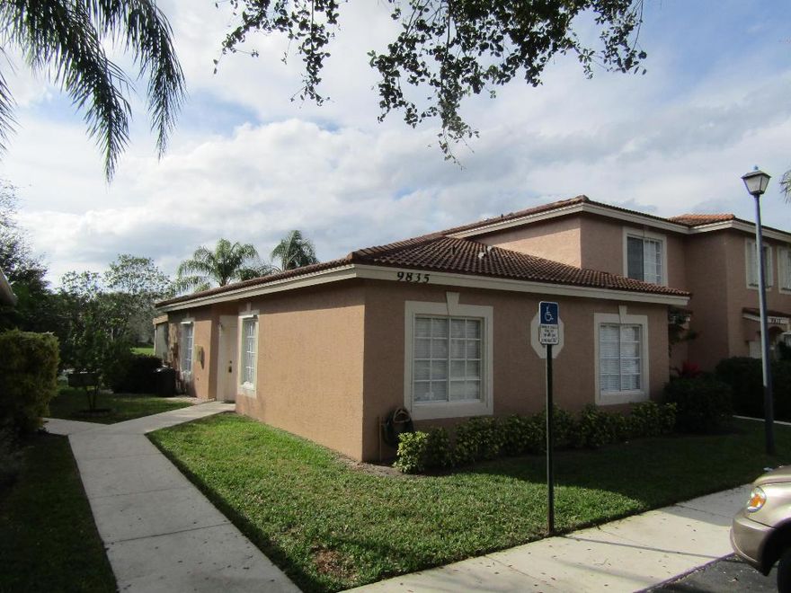 Great 3 bedroom, 2 bath villa with a Granite kitchen with stainless appliances, peaceful water view, & neutral colors throughout.  Santa Cruz is centrally located for easy commuting and near lots of shopping & restaurants.