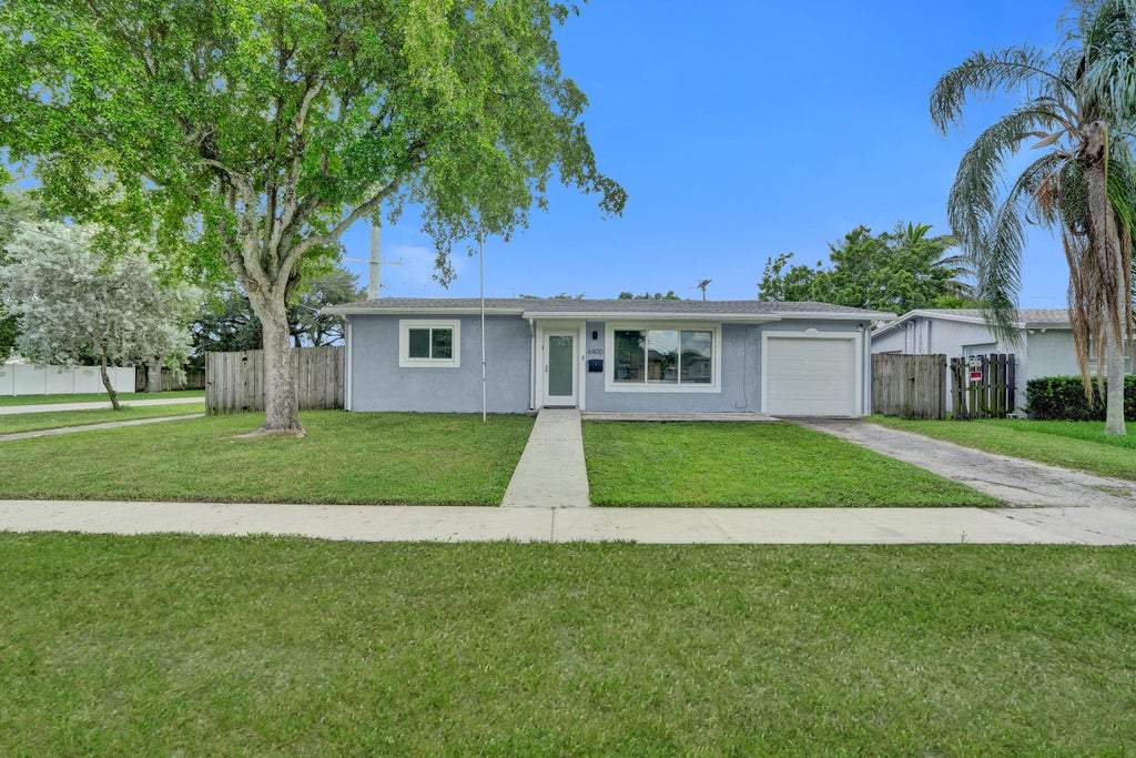 Photo of 6400 PARK Street, Hollywood, FL 33024 (MLS # B26071162)