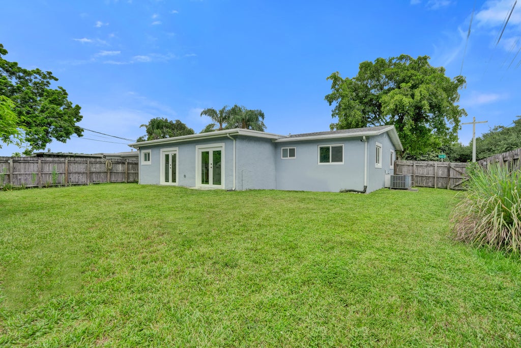 Photo of 6400 PARK Street, Hollywood, FL 33024 (MLS # B26071162)