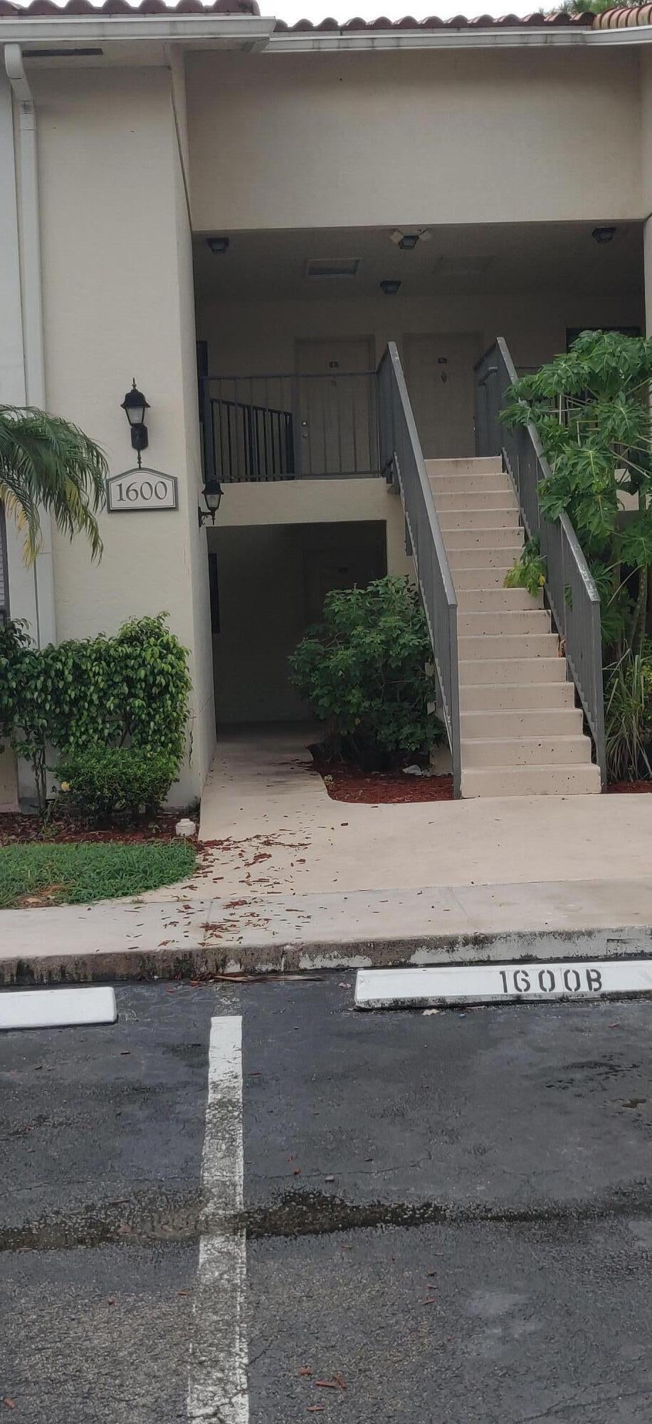 Photo of 1600 BALFOUR POINT Drive #F, West Palm Beach, FL 33411 (MLS # B26069183)