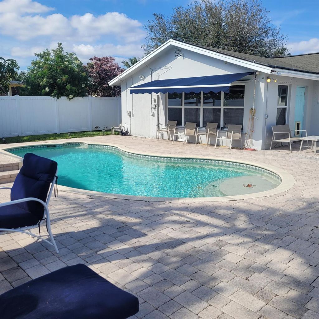 Photo of 906 Pine Tree Drive, Lantana, FL 33462 (MLS # R11074638)