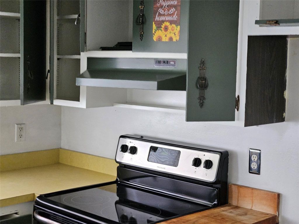 Photo of 950 Emerald Avenue, Fort Pierce, FL 34945 (MLS # F10506181)