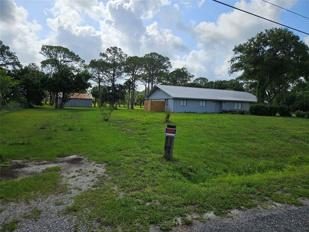 Photo of 950 Emerald Avenue, Fort Pierce, FL 34945 (MLS # F10506181)