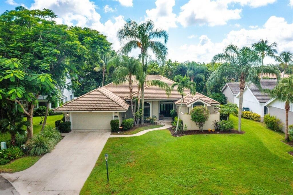 Photo of 5008 Whispering Hollow, Palm Beach Gardens, FL 33418 (MLS # R10739856)