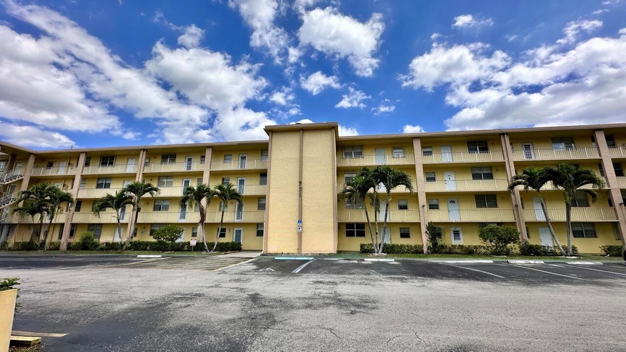 Second floor 2/2 corner unit. All tiled. Excellent location. Great schools. Near everything.