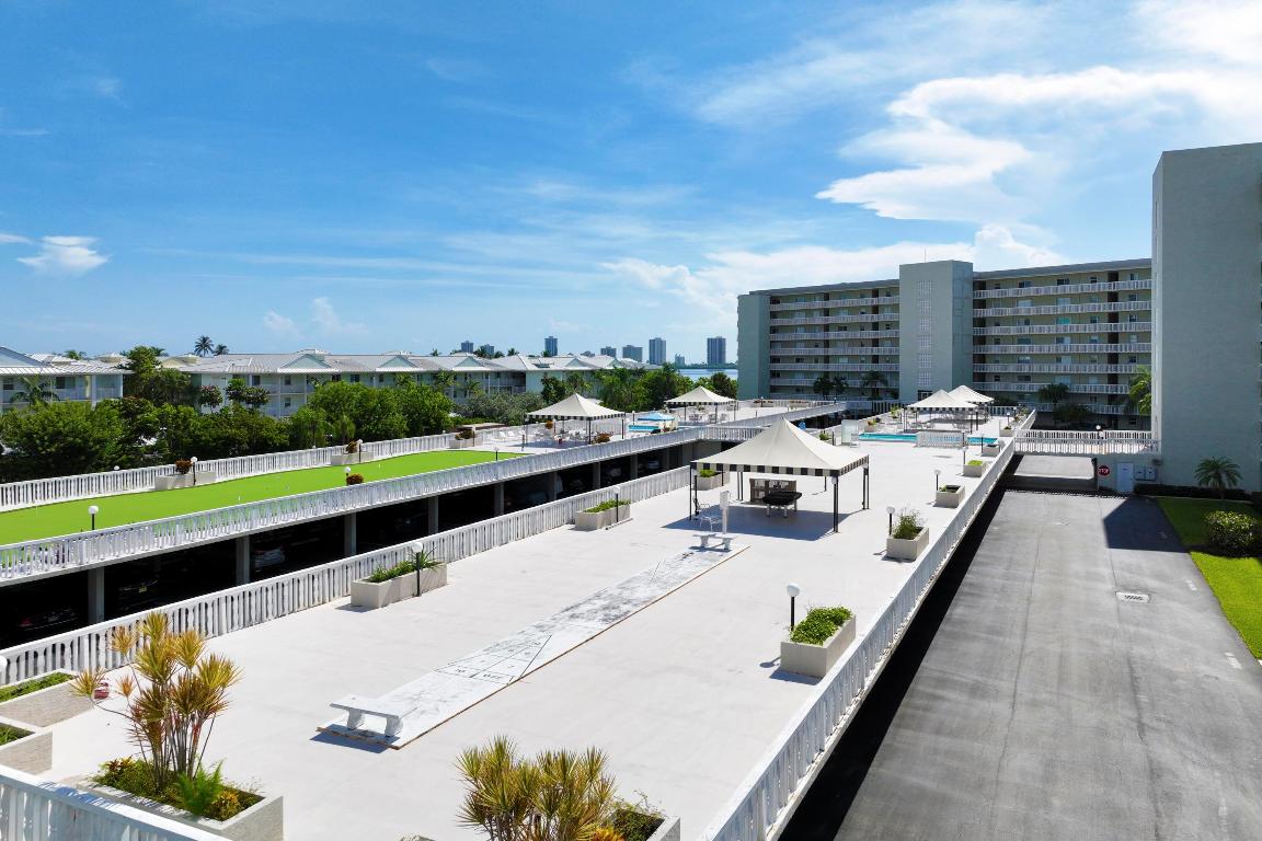 LAKE HARBOUR TOWERS CONDO - Residential