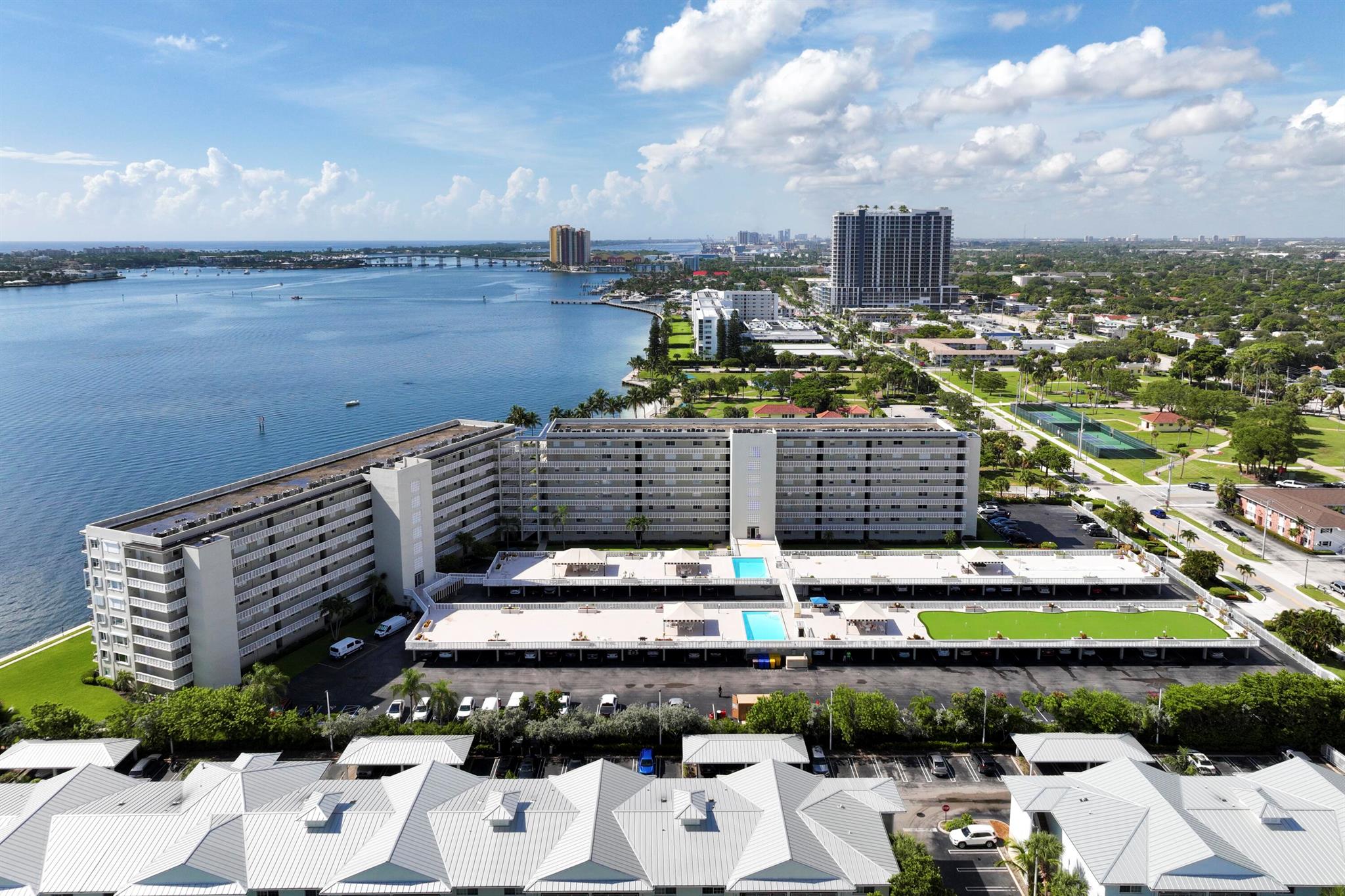 LAKE HARBOUR TOWERS CONDO - Residential