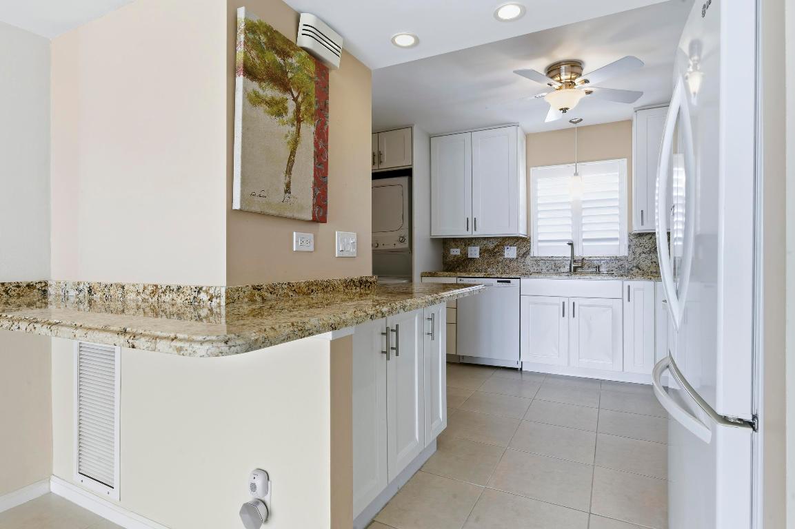 LAKE HARBOUR TOWERS CONDO - Residential