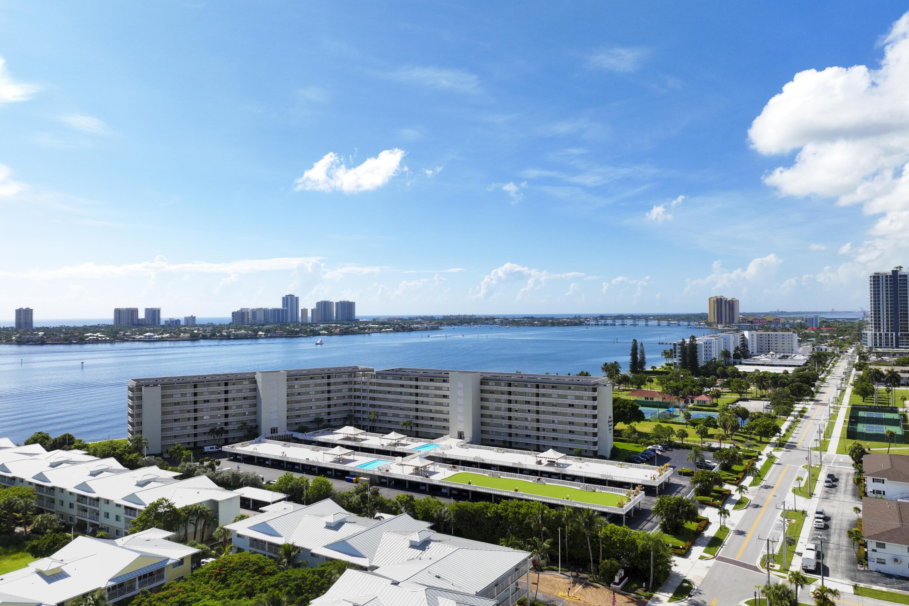 LAKE HARBOUR TOWERS CONDO - Residential