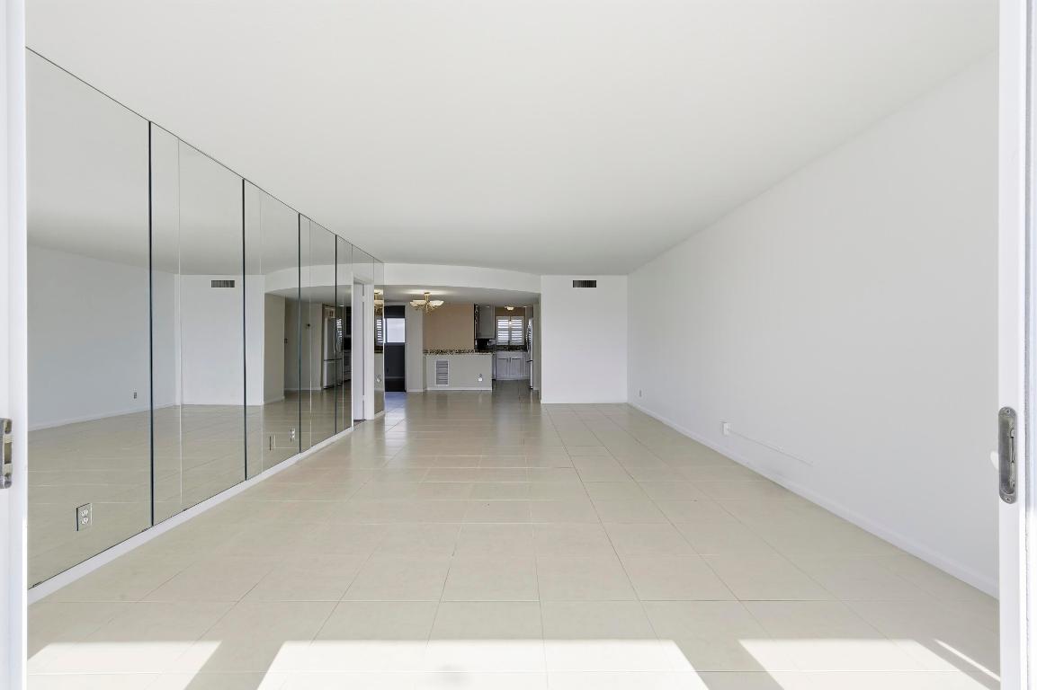 LAKE HARBOUR TOWERS CONDO - Residential