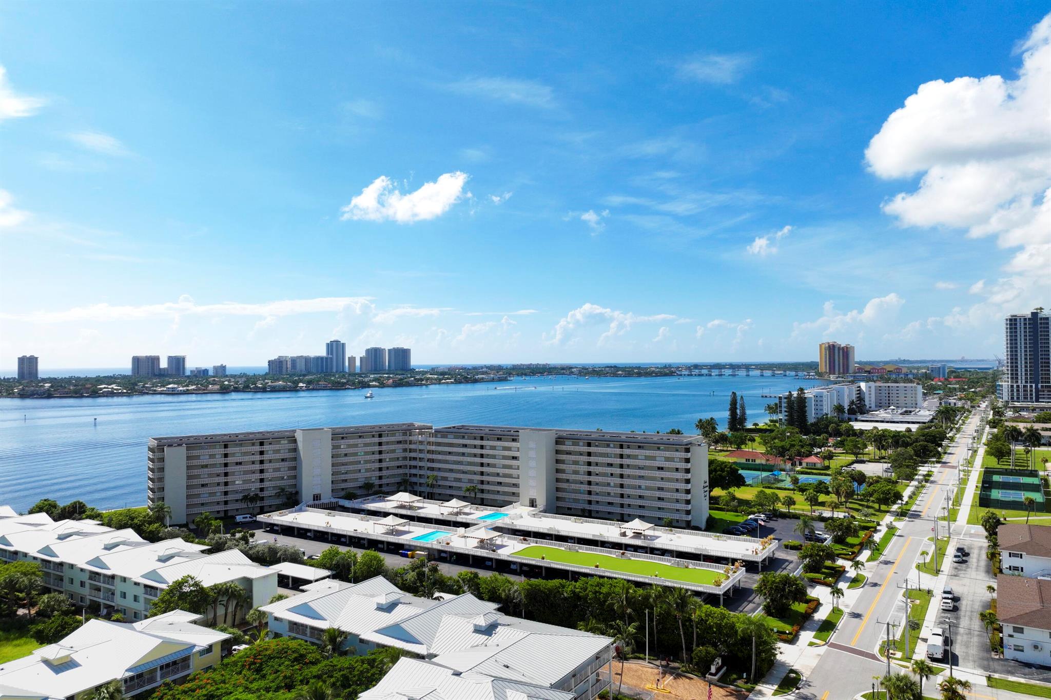 LAKE HARBOUR TOWERS CONDO - Residential