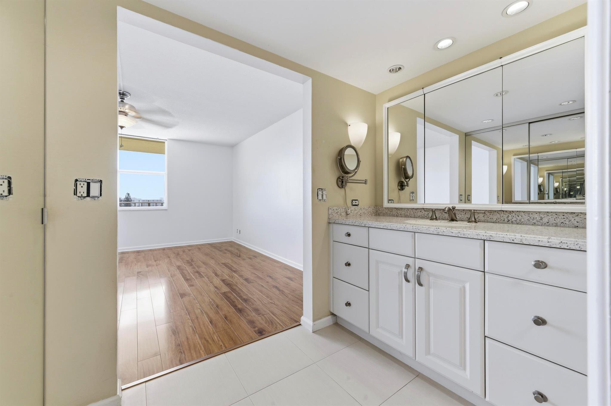 LAKE HARBOUR TOWERS CONDO - Residential