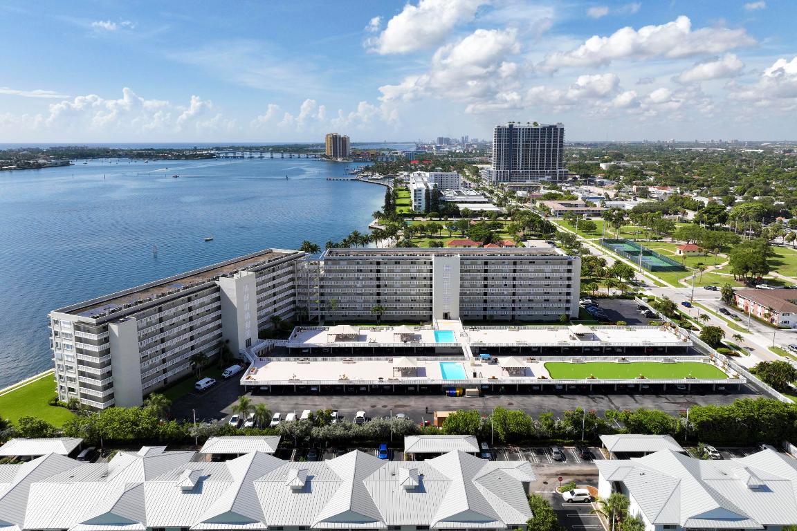 LAKE HARBOUR TOWERS CONDO - Residential