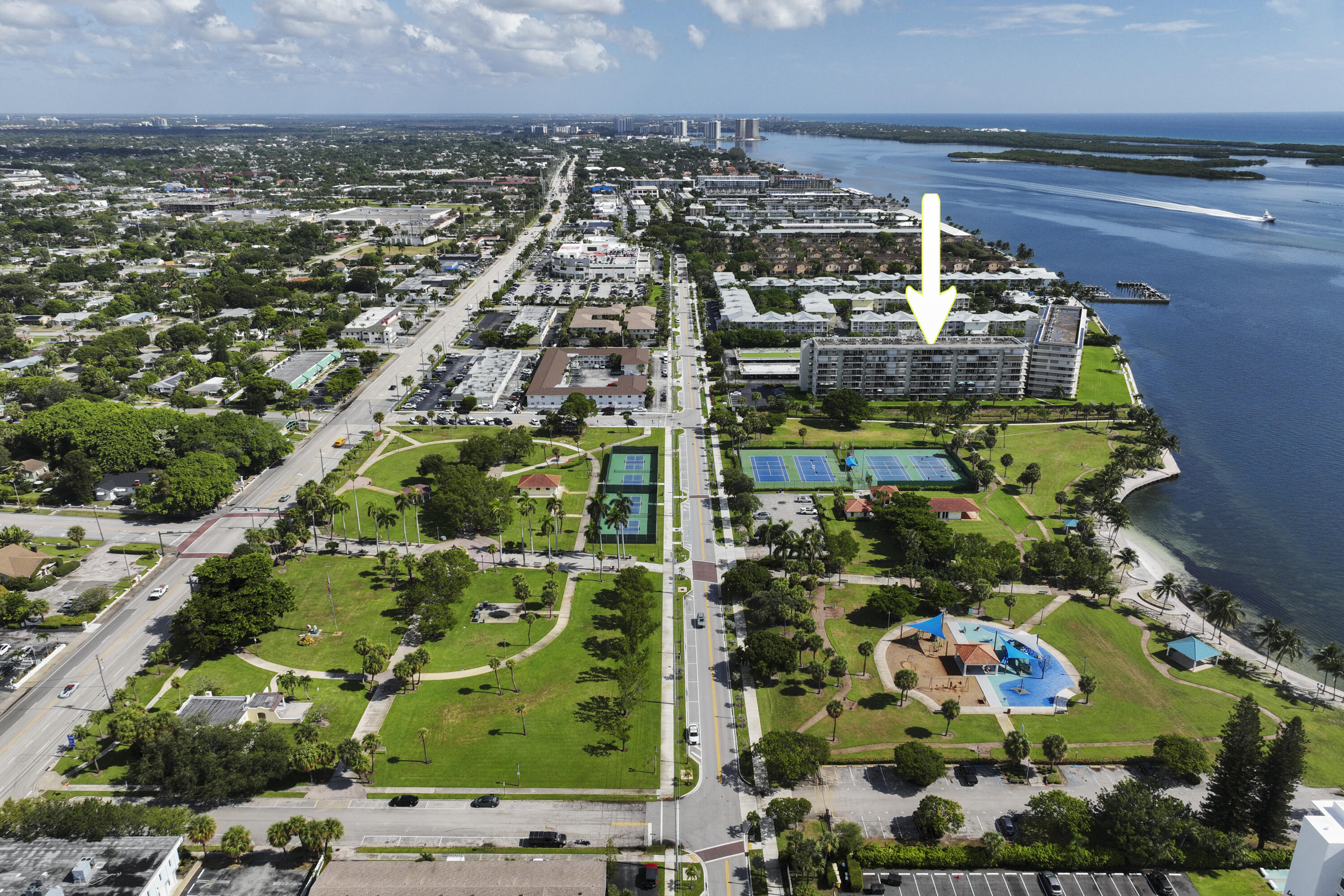 LAKE HARBOUR TOWERS CONDO - Residential