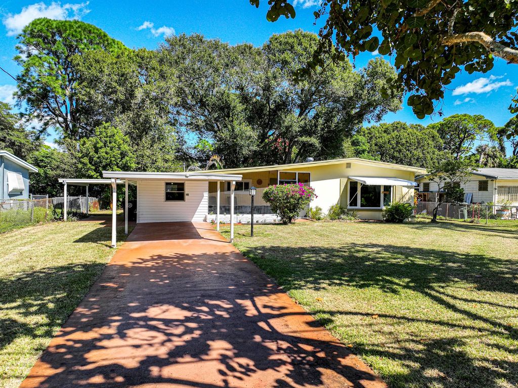 Photo of 1516 Cortez Boulevard, Fort Pierce, FL 34982 (MLS # R10928808)