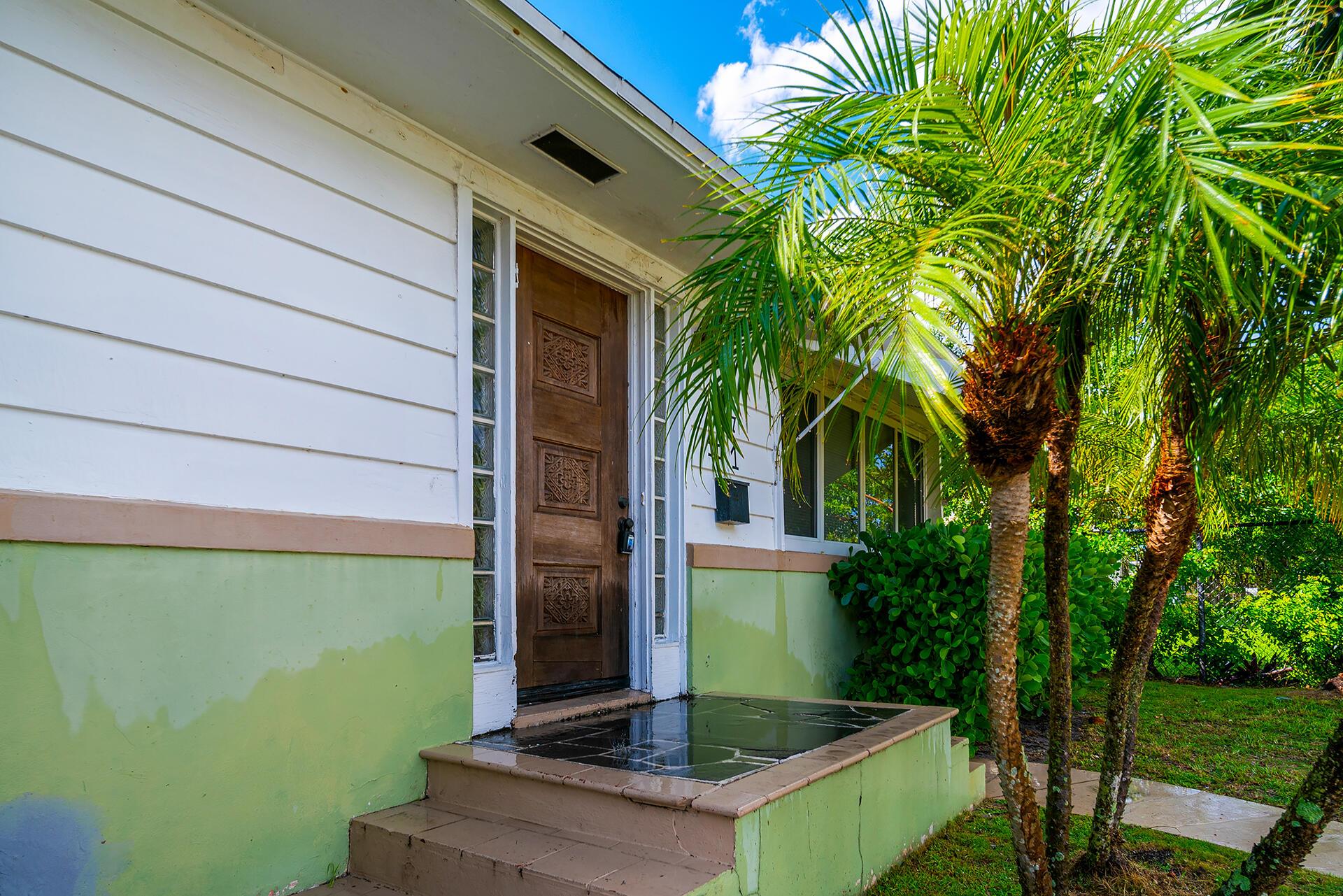View photos, virtual tours, details... 727 S M Street
