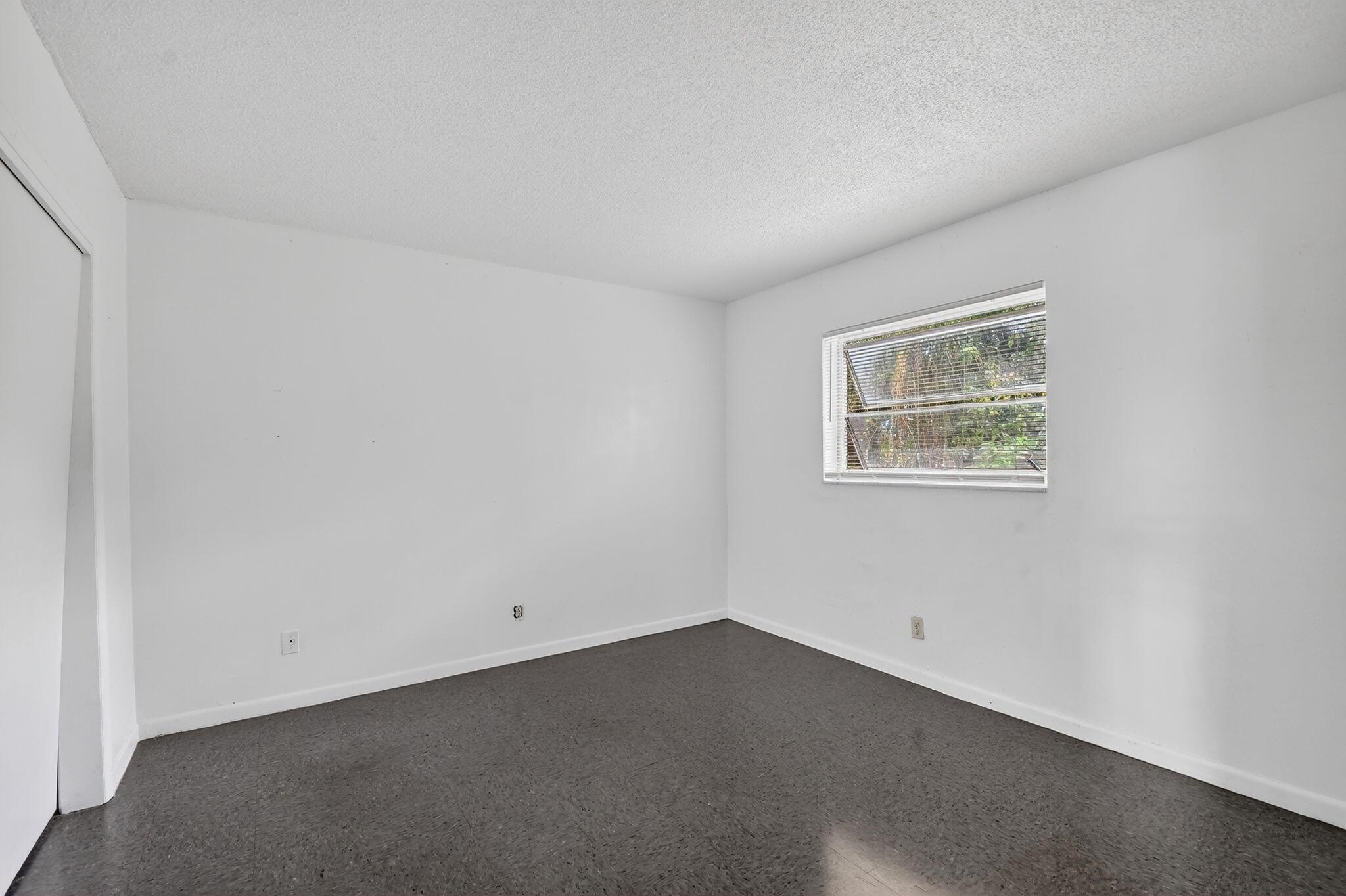 S/D OF 33-44-43, E 1/2 OF - Residential Lease