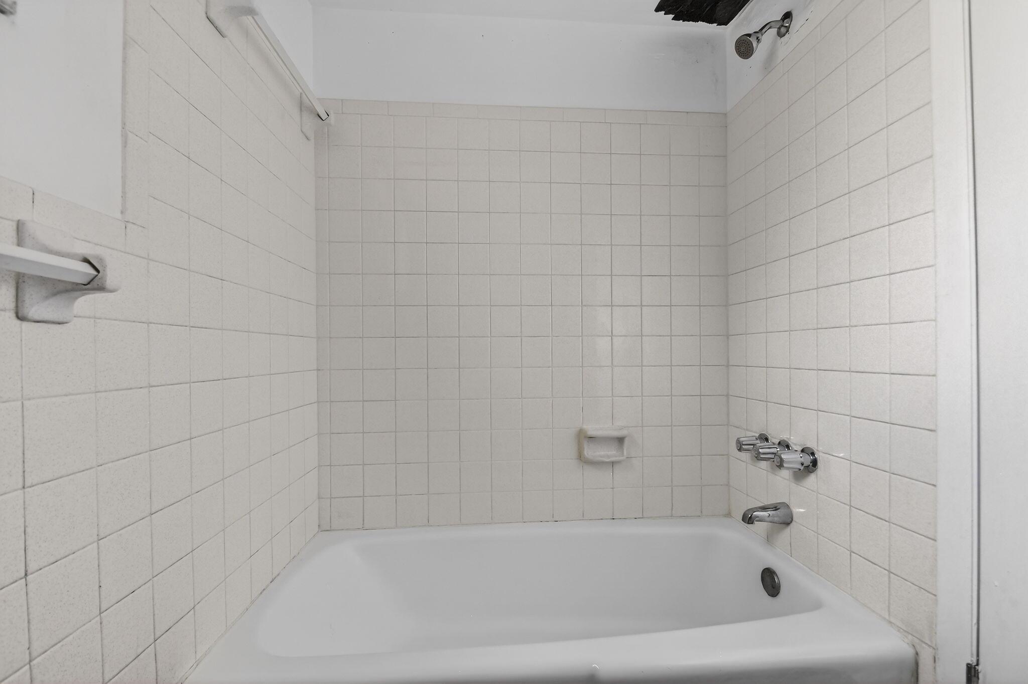 S/D OF 33-44-43, E 1/2 OF - Residential Lease