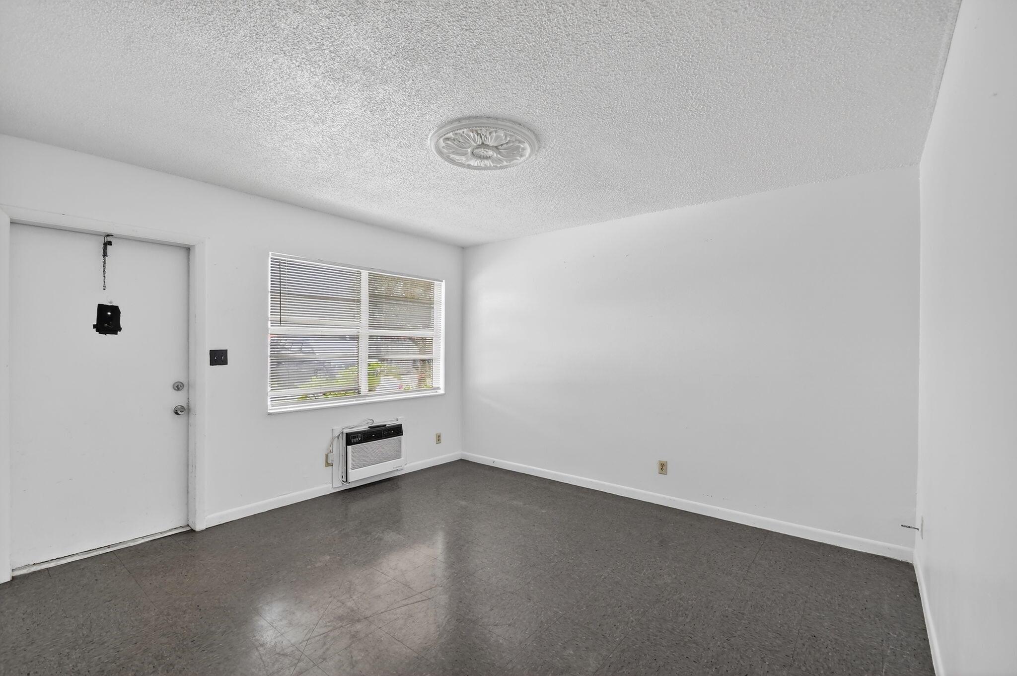 S/D OF 33-44-43, E 1/2 OF - Residential Lease