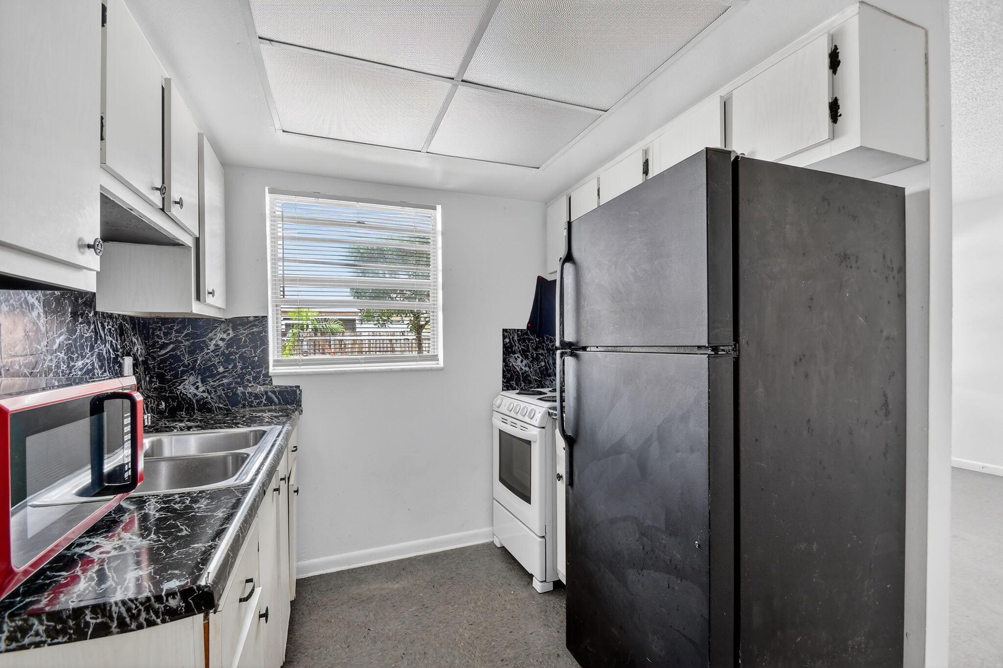 S/D OF 33-44-43, E 1/2 OF - Residential Lease