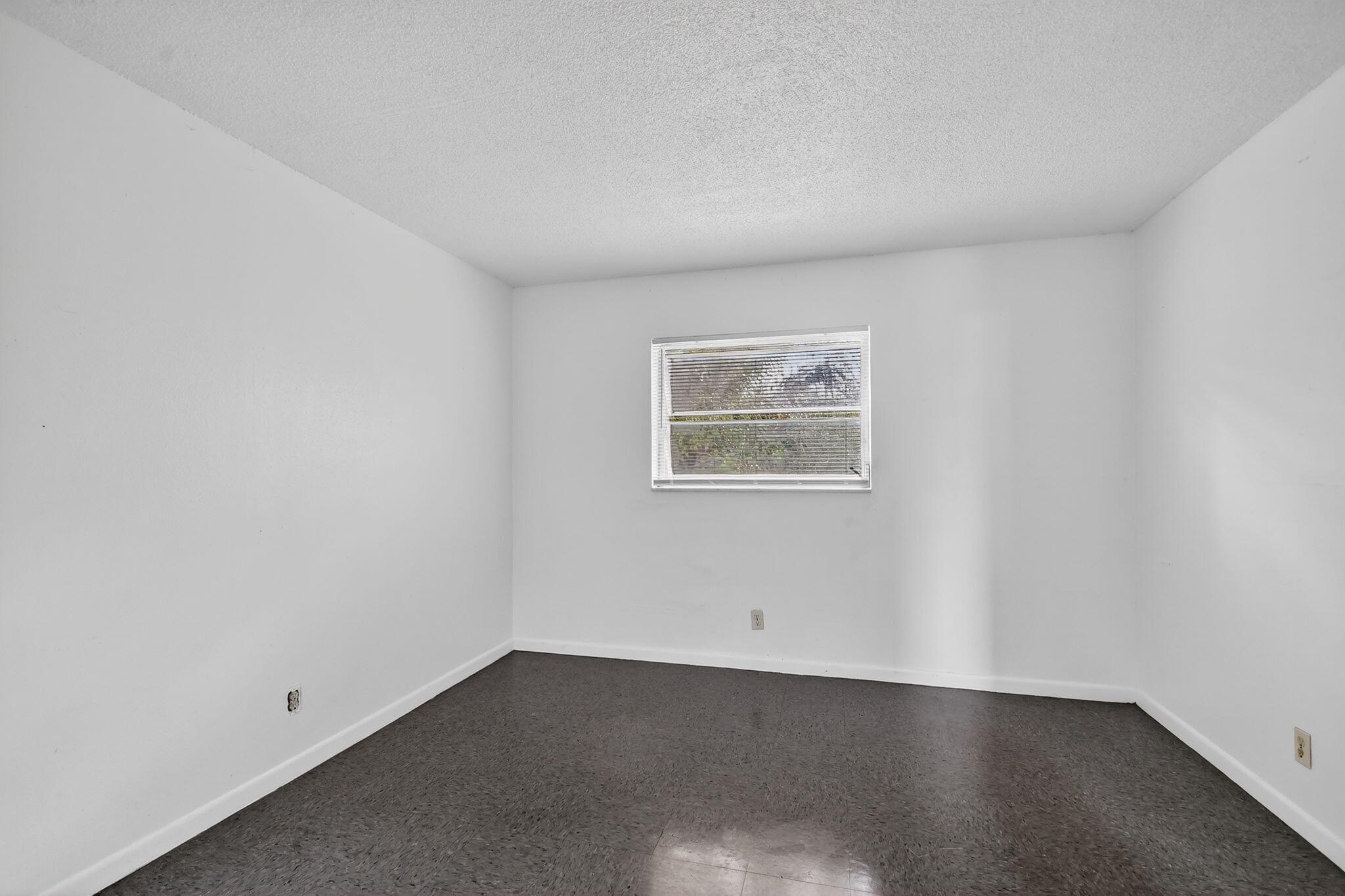 S/D OF 33-44-43, E 1/2 OF - Residential Lease