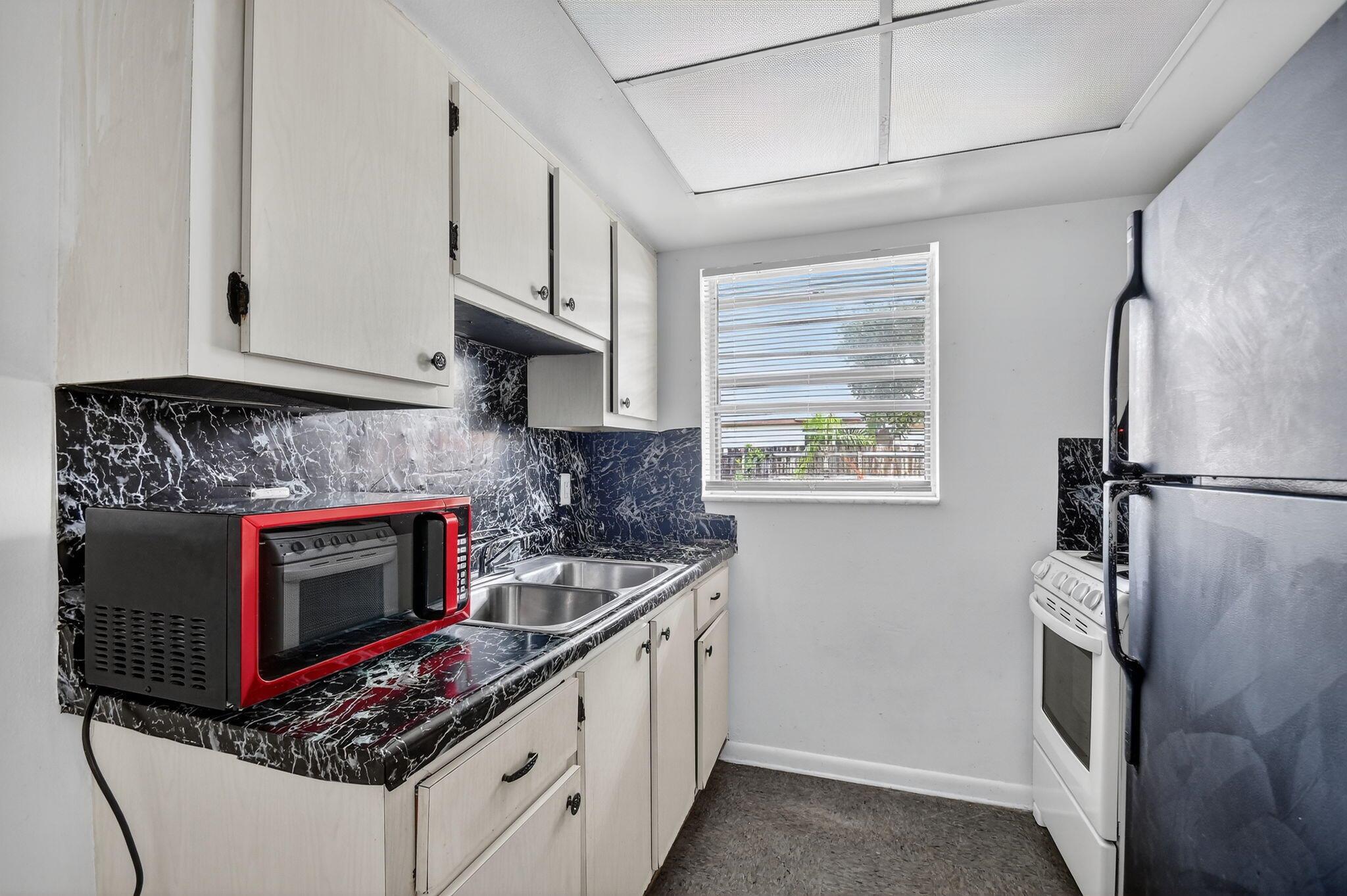 S/D OF 33-44-43, E 1/2 OF - Residential Lease