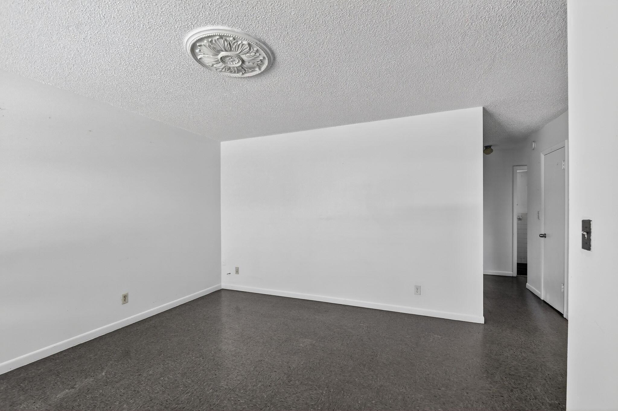 S/D OF 33-44-43, E 1/2 OF - Residential Lease