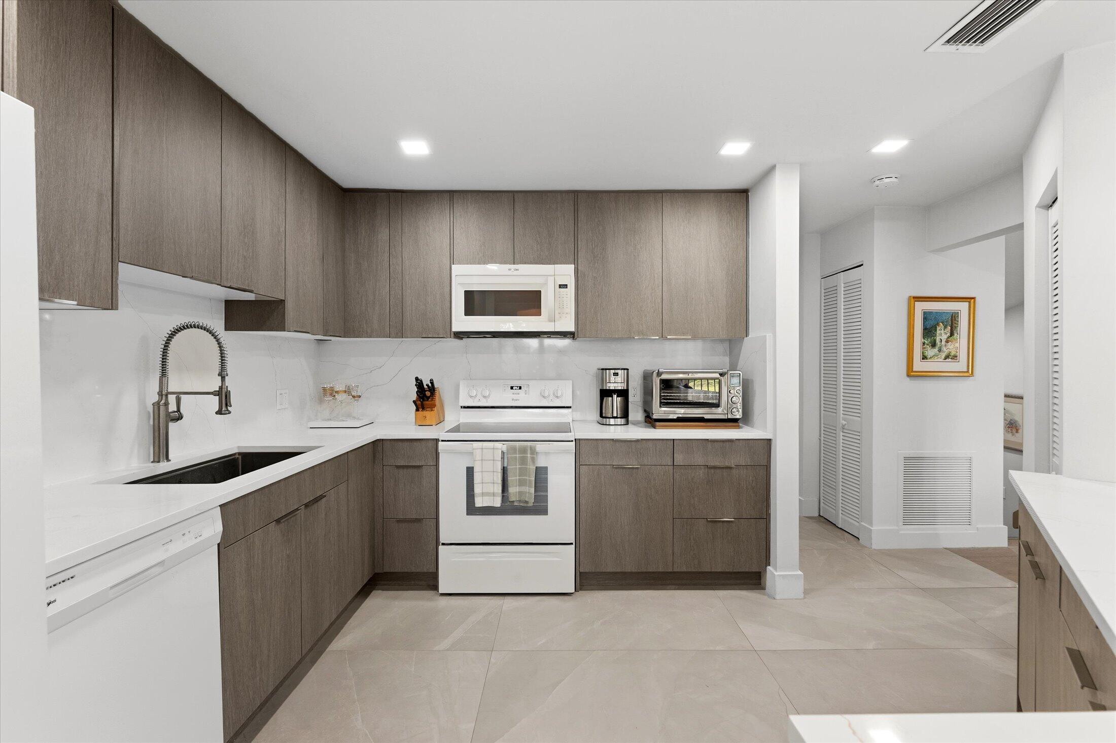 COACH HOUSES OF TOWN PLACE CONDO - Residential