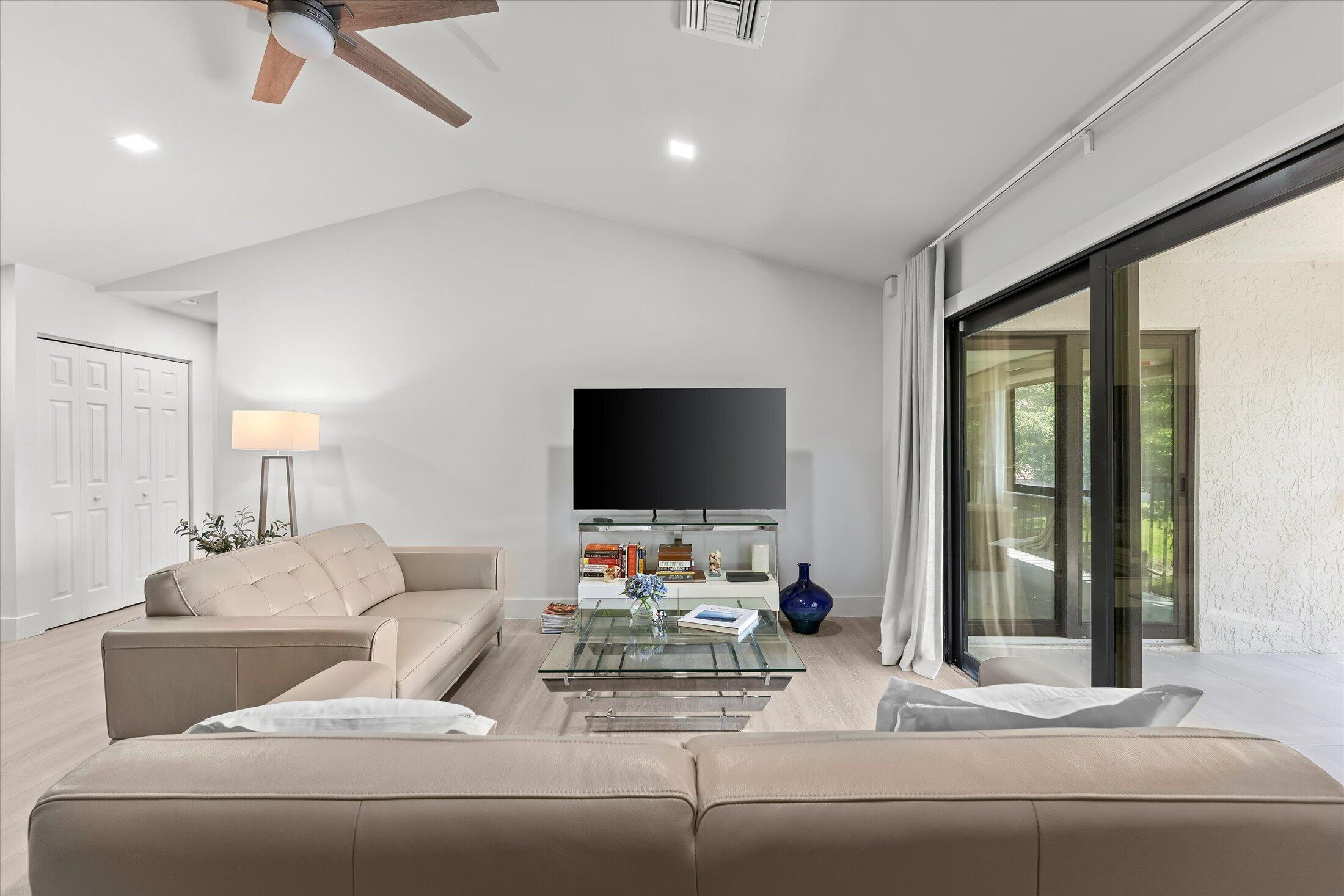 COACH HOUSES OF TOWN PLACE CONDO - Residential