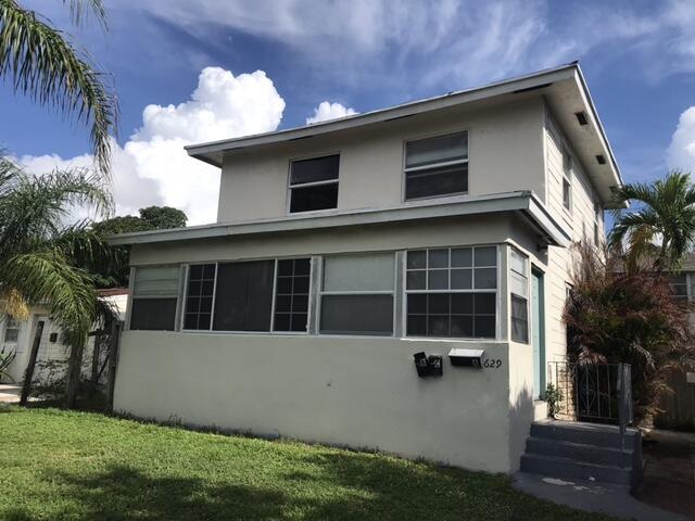 This home is 4/2 in west palm beach. water is included the home has a washer and dryer hook up. there is 1 large room on the main floor and 3 rooms upstairs. no carpet in the home.