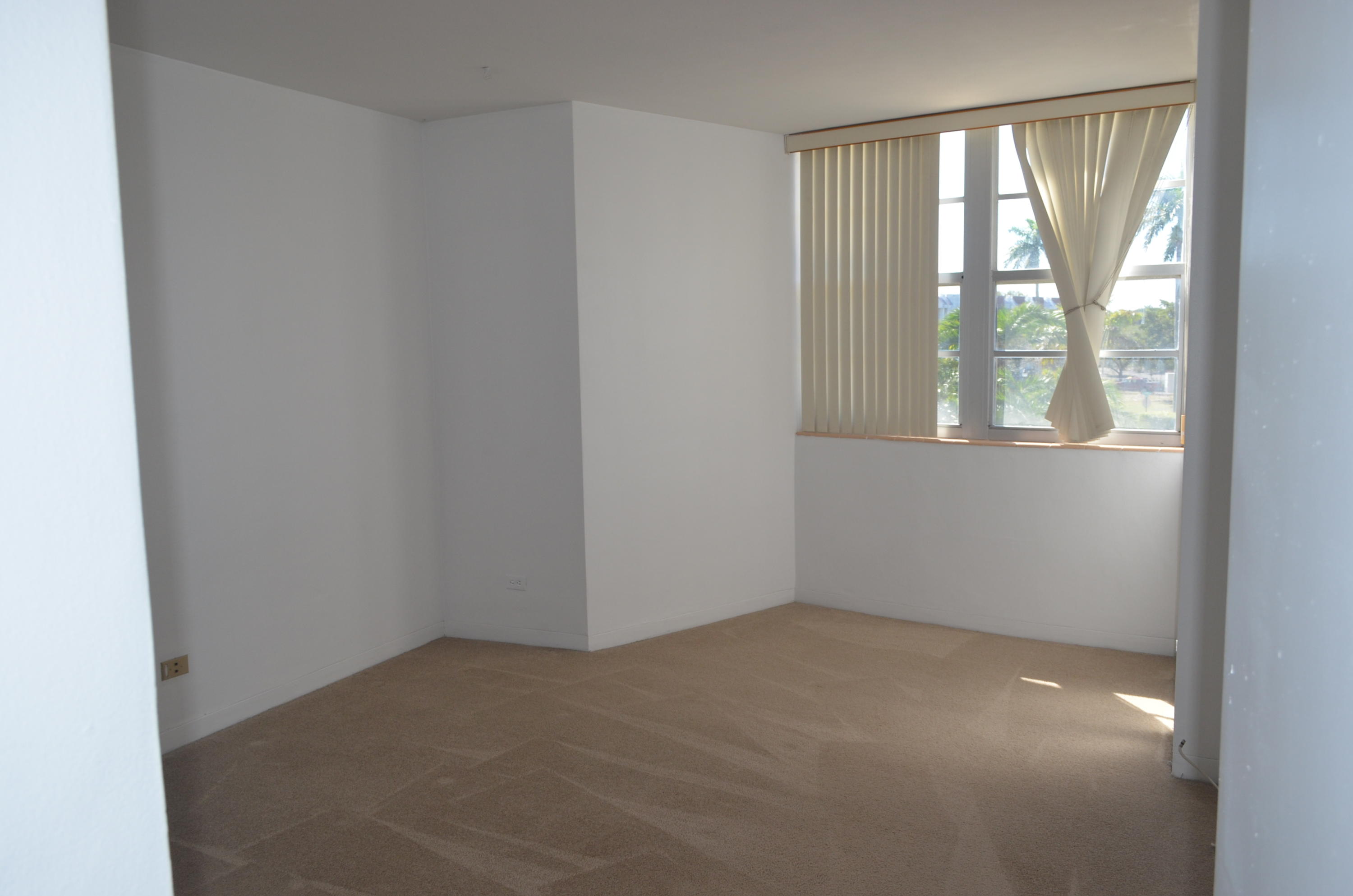 LA FONTANA APTS OF PALM BEACH INC - Residential Lease